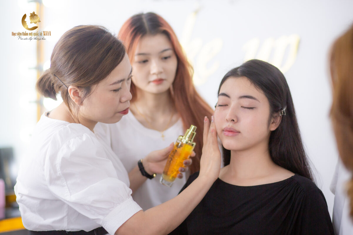 Học make up chuyên nghiệp ở Hà Nội uy tín nhất cùng MAYA tìm hiểu ngay nhé !